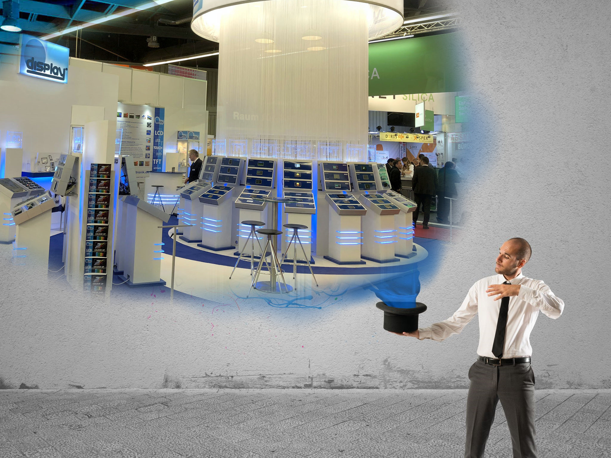 Junger Mann mit Schlips zaubert perfekten Messestand aus einem Zylinder